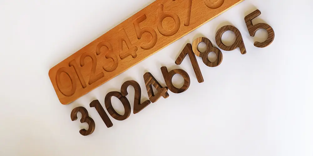 لوح الأرقام الخشبي